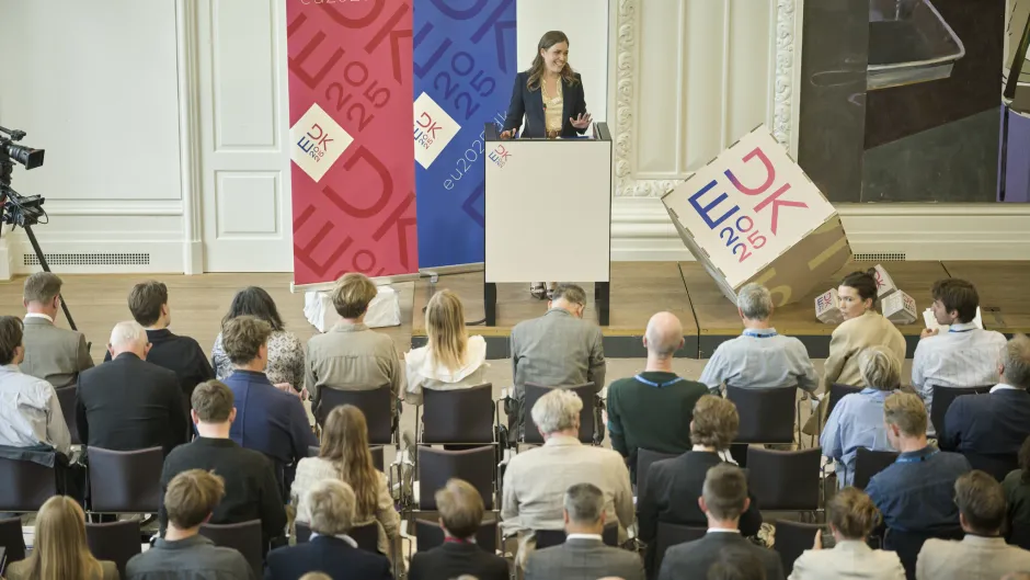 Foto der Pressekonferenz zur Präsentation des Programmes für die dänische EU-Ratspräsidentschaft; Publikum von hinten, auf dem Podium die dänische Außenministerin